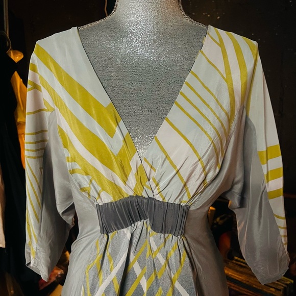 Beautiful sophisticated dress by Hype - Picture 2 of 3